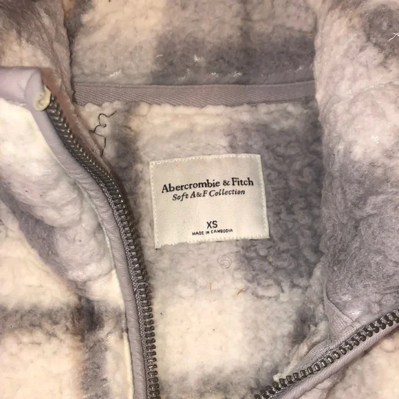 Abercrombie & Fitch Gray and Cream Zip Up Sweater - Picture 13 of 15